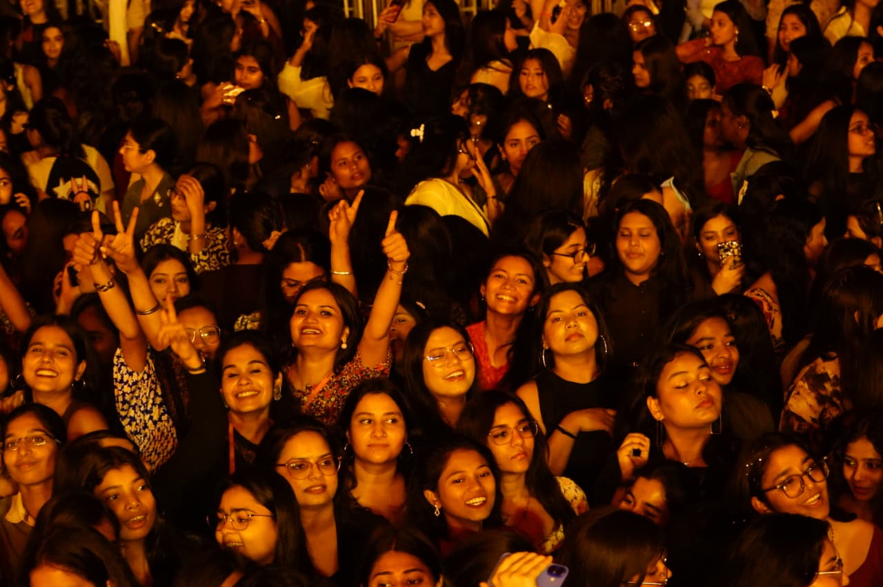 Amber Crowd — Front Row Faces